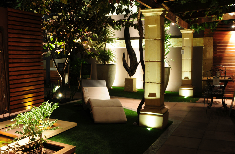 Backyard at night, garden lights, sun lounge and Sandstone Columns by Maison Design